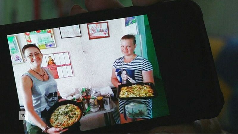 Foto di Lyudmila e della sua ex compagna di classe Nadia