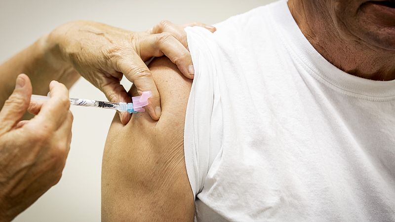 Un quarto delle persone che non hanno diritto al nuovo vaccino Corona vogliono ottenerlo: “Una protezione extra non fa male”