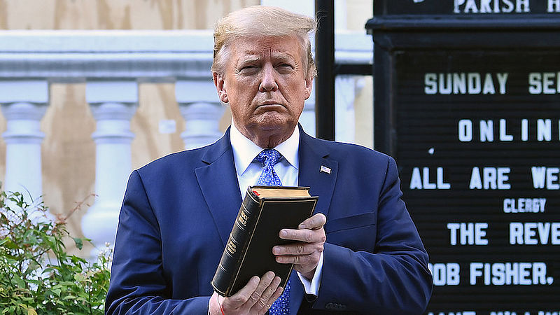 President Trump met de Bijbel in zijn hand bij een kerk in Washington, juni 2020