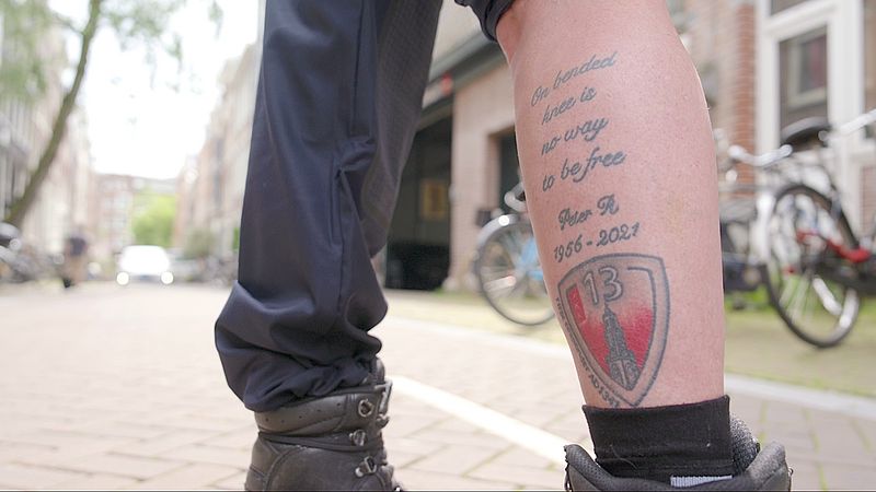 Melissa heeft een tatoeage op haar been laten zetten met de lijfspreuk van Peter R. de Vries