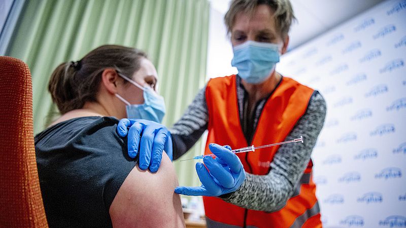 Aanpassen Coronavaccins Aan Omikron-variant Hoeft Niet Lang Te Duren ...