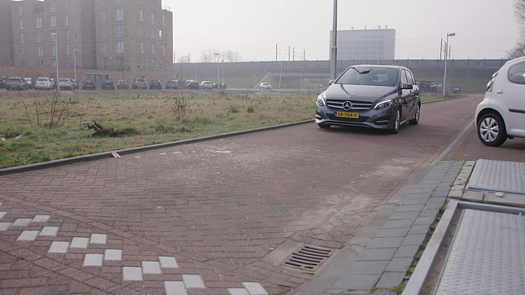 Tv-reportage: Verslaggever Harm van Atteveld rijdt mee in de Mercedes B-klasse, waar al honderden klachten van agenten over binnen zijn gekomen.