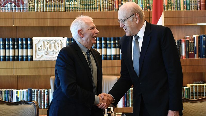 Josep Borrell (links) met premier van Libanon Najib Mikati (links)