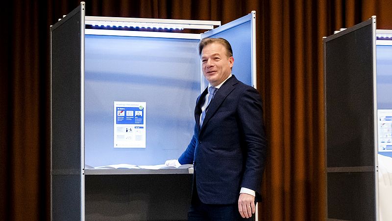 NSC-leider Pieter Omtzigt brengt stem uit voor Tweede Kamerverkiezingen