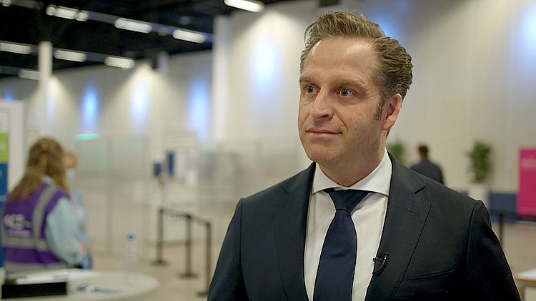 Minister Hugo de Jonge verwacht dankzij vaccinatie 'relatief normale zomer'