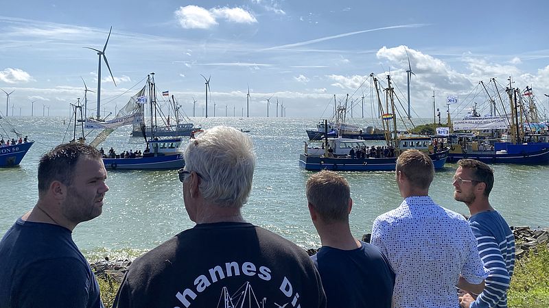 Protesterende vissers bij de Afsluitdijk