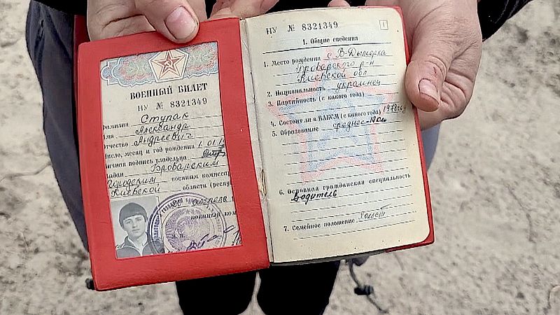 Het militaire paspoort van Aleksander Stupak