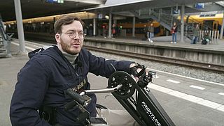 Met de trein reizen in een rolstoel is niet makkelijk, weet Floris: nieuwe landelijke afspraken moeten daar verandering in brengen