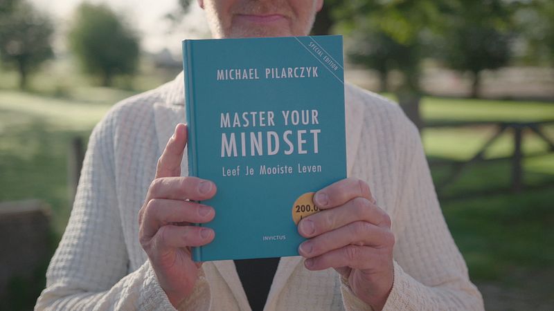 Michael Pilarczyk met zijn boek 'Master je Mindset'.