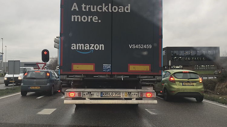 Amazon komt naar Nederland, maar wat gaat dat veranderen? Bekijk hier de tv-reportage over dit onderwerp.