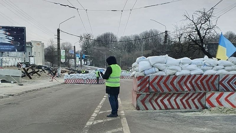 Blokkades van beton en zandzakken op de weg in Lviv, 
