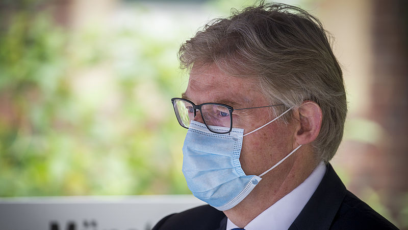 Minister Martin van Rijn voor Medische Zorg