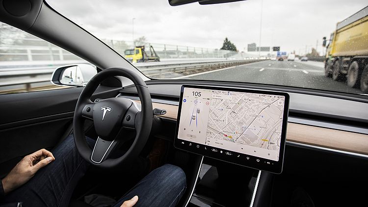 Rijden we binnenkort met zelfrijdende auto's in Nederland? Volgens deze expert kan dat nog wel even duren