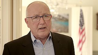 Amerikaanse ambassadeur Pete Hoekstra waarschuwt voor noodhulp China: 'Wat mondkapjes opsturen toont nog geen internationaal leiderschap'