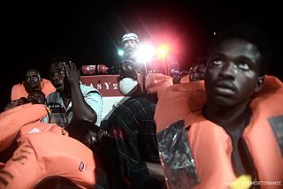 Spanje vangt vluchtelingenschip op dat Italië en Malta weigerden