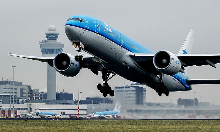 ‘Ministerie sjoemelde met geluidsnormen Schiphol’
