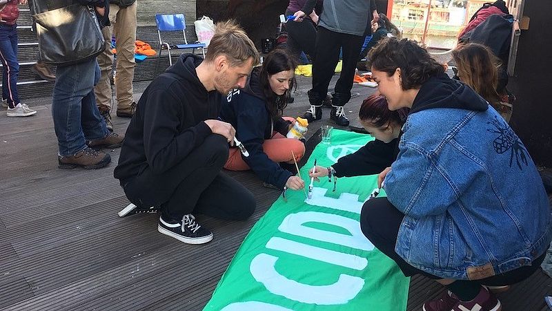 Actievoerders bereiden zich voor op een actie in Amsterdam