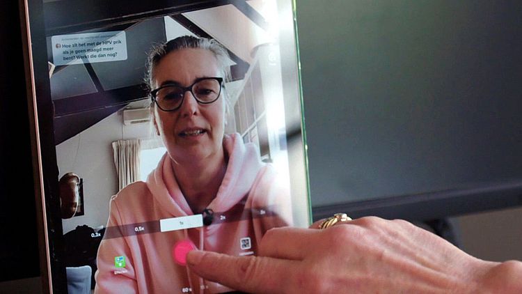 Haar TikTok-video's over bevallingen waren niet voor pubers bedoeld, maar zij begonnen haar w&eacute;l vragen te stellen. Nu geeft Annette Mijnheer als 'seksvraagbaak' dagelijks antwoorden op TikTok. Met bijna 150.000 trouwe volgers is er duidelijk behoefte aan.