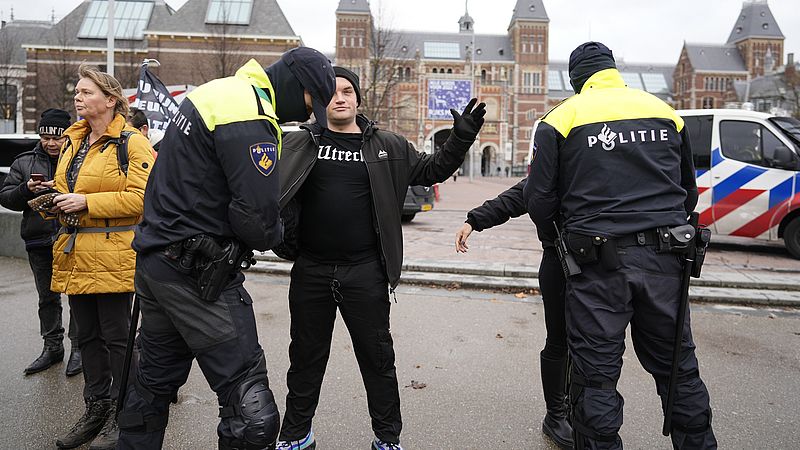 Heftiger Geweld Tegen Politieagenten, Maar Zelf Gebruiken Ze Ook Meer ...