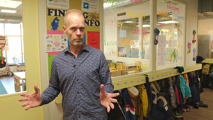 Bart Vervoort is directeur van een basisschool in Amsterdam. Hij kan nog n&eacute;t genoeg leraren voor de klas krijgen, maar een derde van zijn leraren is niet gekwalificeerd.