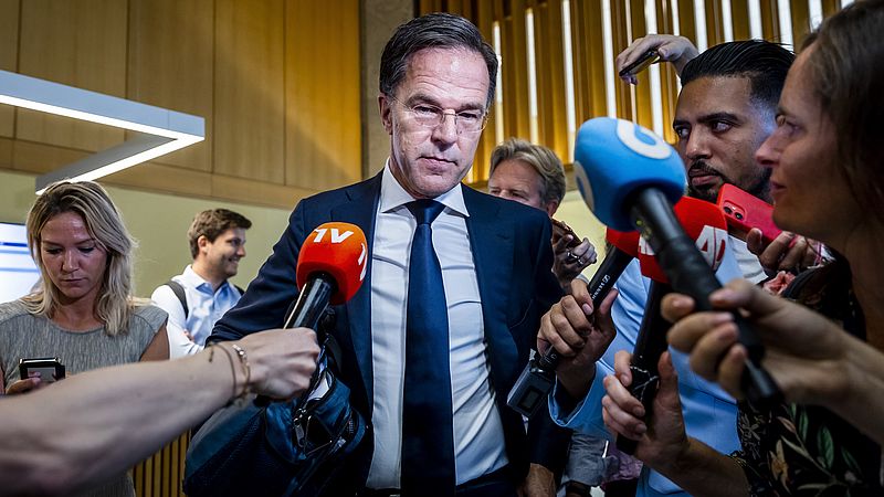 Mark Rutte staat de pers te woord na zijn aankondiging de Nederlandse politiek te verlaten