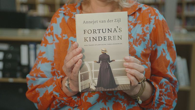 Annejet van der Zijl met haar boek 'Fortuna's Kinderen'.