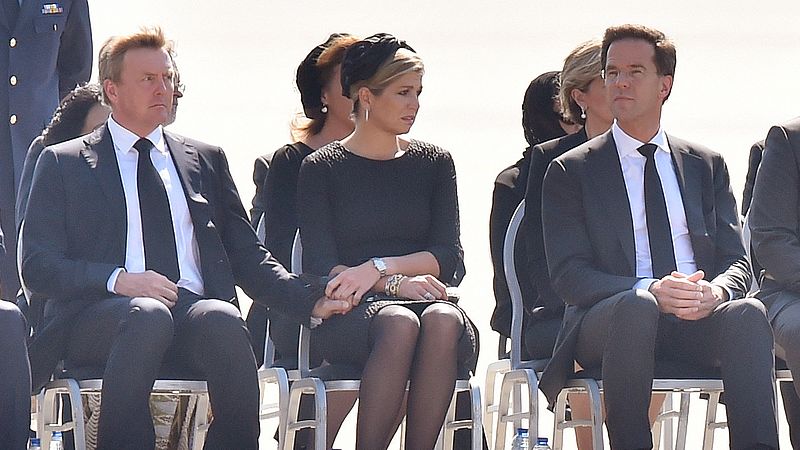 Koning Willem-Alexander en koningin Máxima bij de aankomst van het eerste vliegtuig met MH17-slachtoffers in 2014