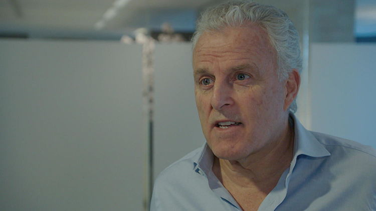 "Drugsgebruik pak je niet aan door steeds maar een blik agenten open te trekken", zegt Peter R. de Vries.