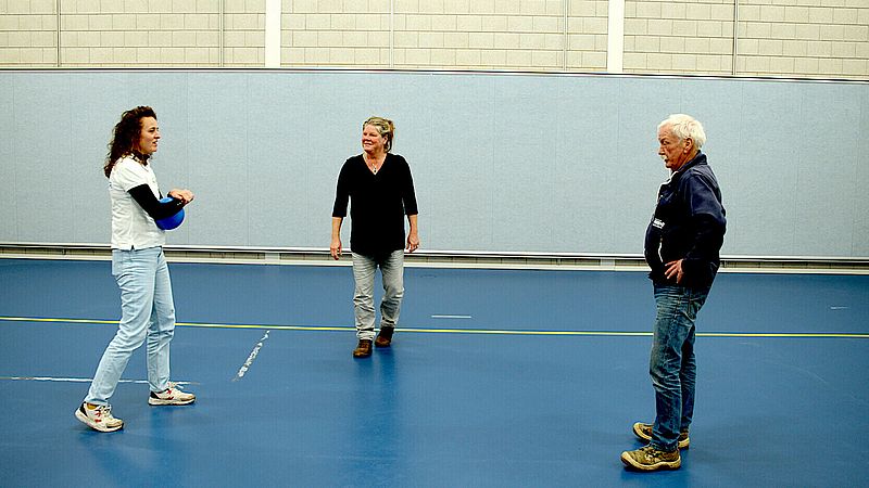 Miriam en Willem volgen een stoptraining bij coach Fianne Eijkman (links)