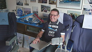 Voor KLM-verzamelaar Rien is er maar één manier om het jubileum te vieren: 'Vliegen natuurlijk, met de KLM'