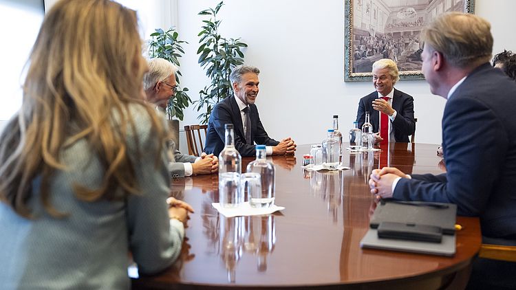 Nieuwe kabinetsploeg bijna rond, maar VVD-leider Yeşilgöz trapt nog even op de rem