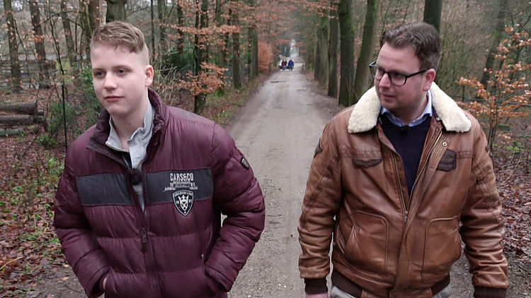 De 14-jarige Jan woont nu ongeveer een jaar bij de Hoenderloo Groep. Hij heeft ernstige gedragsproblemen en een autistische stoornis. Dat de jeugdzorginstelling gaat sluiten, is een ramp voor hem en zijn familie.