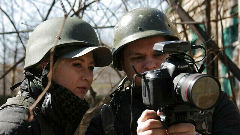 Eugenia aan het werk als oorlogsverslaggever aan het front