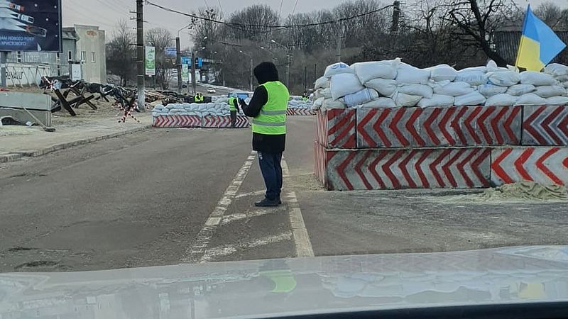 Blokkades van beton en zandzakken op de weg in Lviv