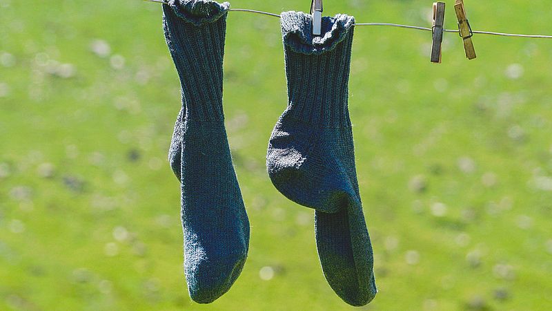 Corné benadert gedragen sokken te kopen, wat seksuologen vaker zien op social media: 'Ik ben geen - EenVandaag