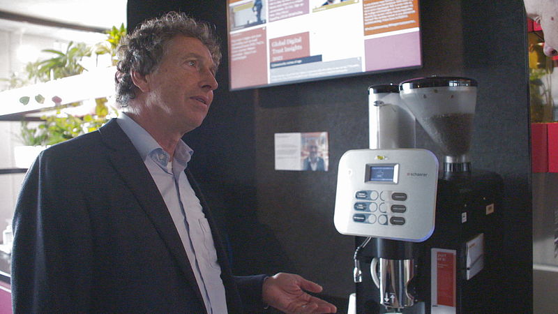 Het gesprek bij het koffiezetapparaat heeft ook waarde, zegt econoom Jan Willem Velthuijsen.