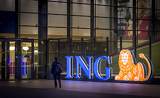 ING zwicht voor torenhoge druk en trekt topsalaris in