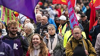 Is het terecht dat werkgevers loonstijging in cao's willen matigen? 'Er is nog een heel gat te dichten'