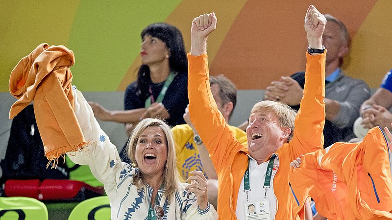 Koningin Máxima en koning Willem-Alexander juichen tijdens de Olympische Spelen in Rio de Janeiro in 2016