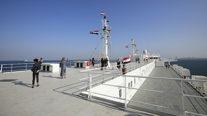 Houthi's op een door hun gekaapte vrachtschip, dat verbonden zou zijn aan een Israëlische zakenman