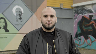 Rapper Massih Hutak wil een inclusiever oorlogsverhaal: 'Zodat mensen van alle afkomsten zich er meer in kunnen herkennen'