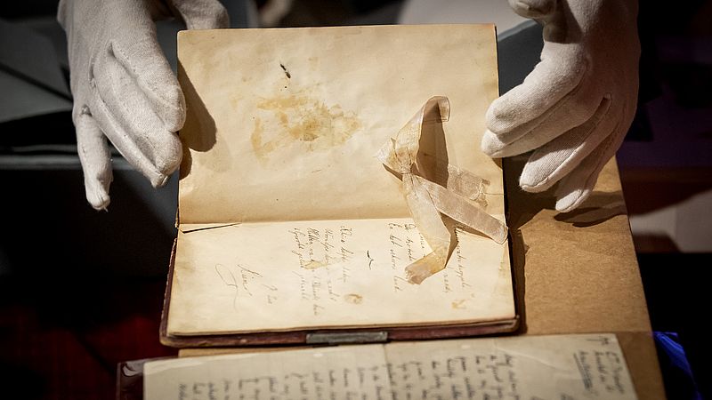 Triviaal Duiker motto Niks witte handschoenen, het oudste archiefstuk van Nederland wordt gewoon  met blote handen aangepakt - EenVandaag