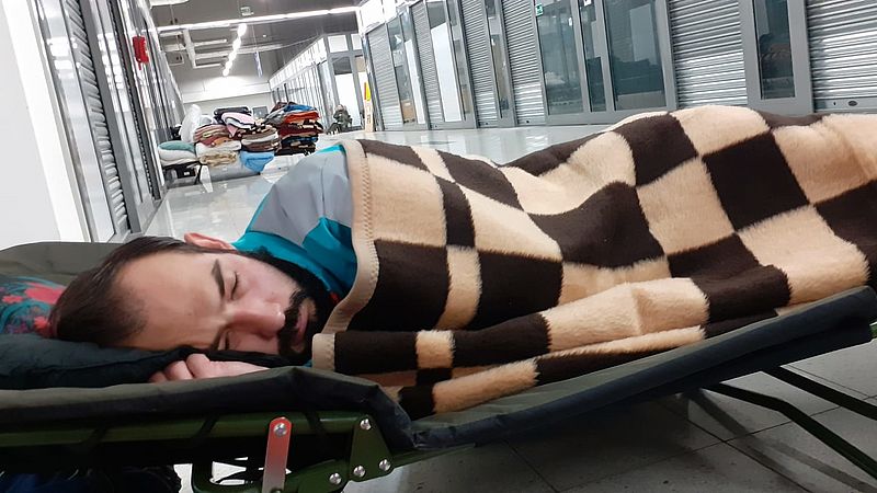 Ambulancebroeder Jelle slaap in een opvanglocatie voor vluchtelingen