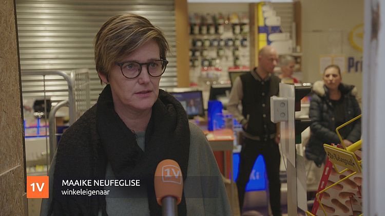 Winkeleigenaar Maike vertelt hoe de bakstenen door haar winkel vlogen gisteravond en relschoppers de winkel plunderden.