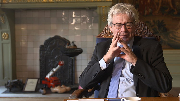 Burgemeester Ferd Crone van Leeuwarden spreekt namens de 40 grootste gemeenten. Bedreigingen van burgemeesters moeten ophouden. Hoe? Nu worden panden gesloten op last van de burgemeester.&nbsp;