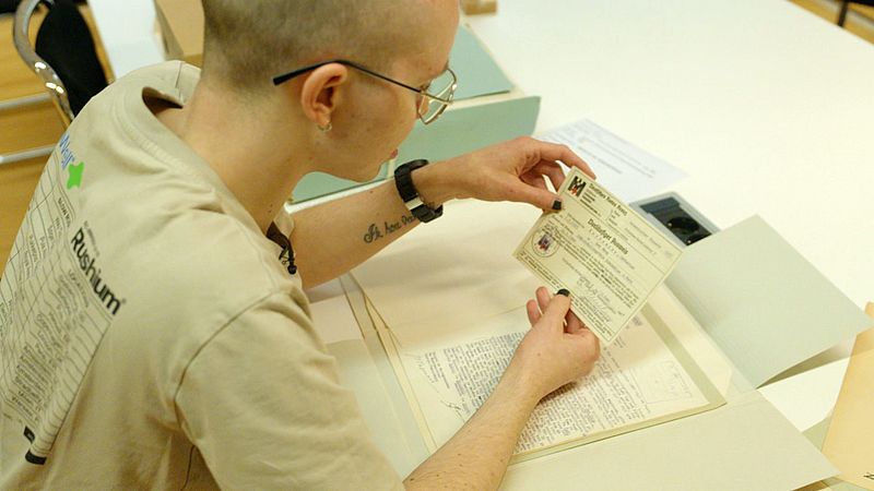 Pepijn (26) was in shock toen hij ontdekte dat zijn oma 'fout' was in oorlog: 'Zegt dit ook iets over mij?'