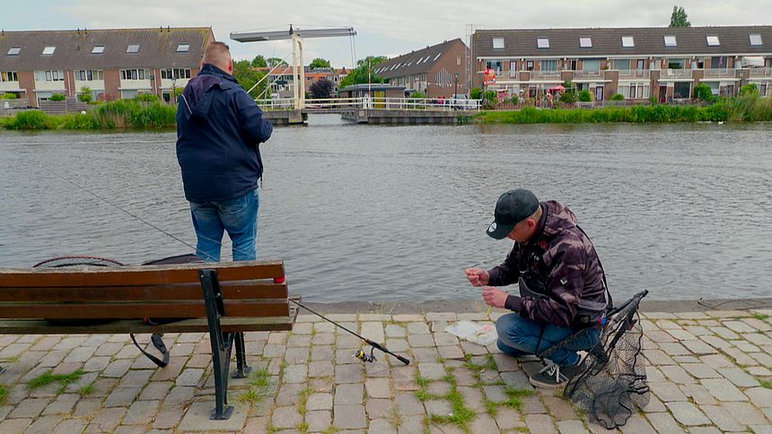 leven bestrating geloof Met een hengel door de stad op jacht naar 'de grootste': streetfishing is  een hype onder jongeren - EenVandaag