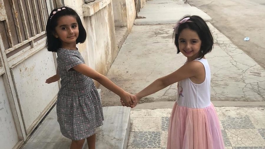 Foto's van neefjes en nichtjes van Helin afgelopen zomer in de Koerdische regio in Noord-Syrië