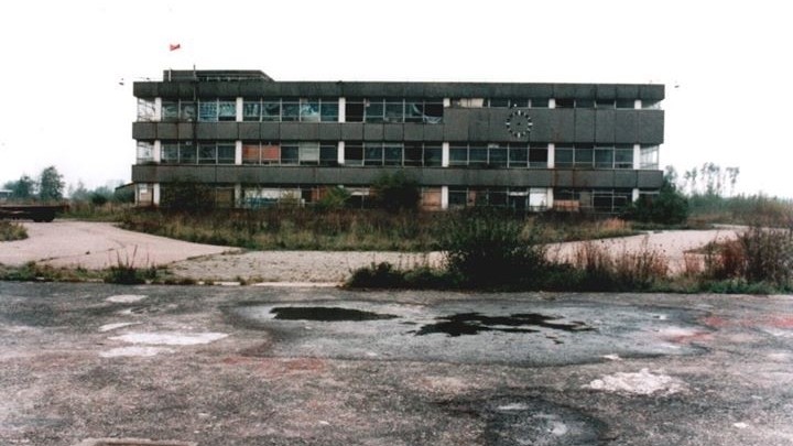 De voormalige scheepswerf wordt gekraakt, 1997