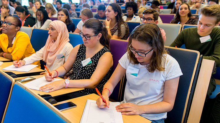 Te weinig aanmeldingen voor 'saaie' universitaire studie Nederlands